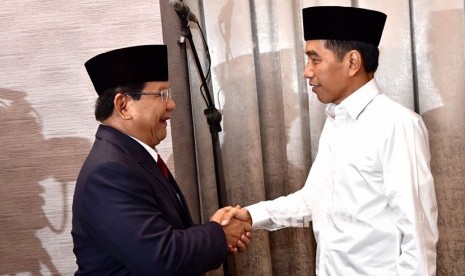 Capres nomor urut 01 Joko Widodo (kanan) bersalaman dengan capres no urut 02 Prabowo Subianto sebelum mengikuti Debat Pertama Capres & Cawapres 2019, di Hotel Bidakara, Jakarta, Kamis (17/1/2019). 