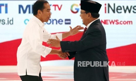 Capres nomor urut 01 Joko Widodo (kiri) berjabat tangan dengan Capres nomor urut 02 Prabowo Subianto (kanan).