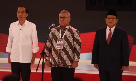 Capres nomor urut 01 Joko Widodo (kiri), Capres nomor urut 02 Prabowo Subianto (kanan) dan Ketua KPU Arief Budiman (tengah) menyanyikan Indonesia Raya saat sebelum memulai debat capres 2019 putaran kedua di Hotel Sultan, Jakarta, Ahad (17/2/2019).