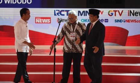 Capres nomor urut 01 Joko Widodo (kiri) dan Capres nomor urut 02 Prabowo Subianto (kanan) disaksikan Ketua KPU Arief Budiman (tengah) bersiap mengikuti debat capres 2019 putaran kedua di Hotel Sultan, Jakarta, Ahad (17/2/2019).