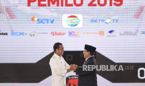 Capres nomor urut 01 Joko Widodo (kiri) dan capres nomor urut 02 Prabowo Subianto berjabat tangan saat mengikuti debat capres putaran keempat di Hotel Shangri La, Jakarta