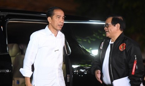 Capres nomor urut 01 Joko Widodo (kiri) didampingi Anggota Dewan Pengarah Tim Kampanye Nasional (TKN) Pramono Anung tiba untuk mengikuti debat capres 2019 putaran kedua di Hotel Sultan, Jakarta, Ahad (17/2/2019). 