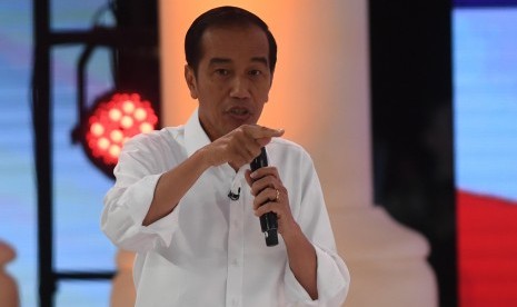 Capres nomor urut 01 Joko Widodo (kiri) menyampaikan pendapatnya saat mengikuti debat capres 2019 putaran kedua di Hotel Sultan, Jakarta, Ahad (17/2/2019). 