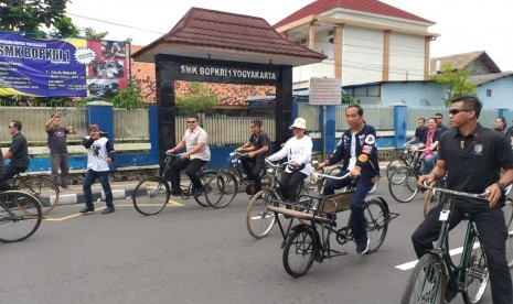 Capres nomor urut 01 Joko Widodo mengayuh sepeda dari bulevar UGM menuju lokasi deklarasi pendukungnya di Yogyakarta, Sabtu.