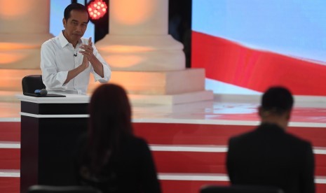 Capres nomor urut 01 Joko Widodo mmengikuti debat capres 2019 putaran kedua di Hotel Sultan, Jakarta, Ahad (17/2/2019). 