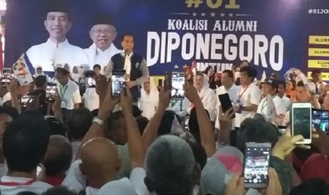 Capres nomor urut 01, Jokowi, menghadiri deklarasi dukungan oleh Koalisi Alumni Diponegoro di Kota Lama Semarang, Ahad (3/1). 