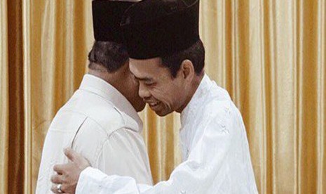 Capres nomor urut 02 Prabowo Subianto bertemu dengan Ustaz Abdul Somad (UAS). Dalam pertemuan tersebut,  UAS memberikan doa, nasihat dan hadiah berupa minyak wangi serta sebuah tasbih kesayangan UAS. 