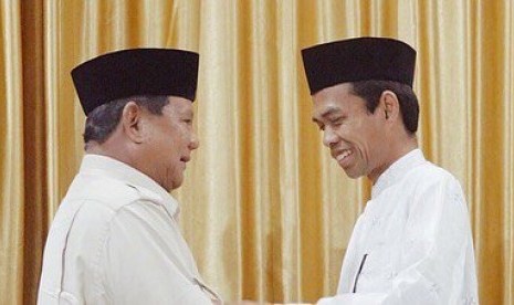 Capres nomor urut 02 Prabowo Subianto bertemu dengan Ustaz Abdul Somad (UAS). Dalam pertemuan tersebut,  UAS memberikan doa, nasihat dan hadiah berupa minyak wangi serta sebuah tasbih kesayangan UAS. 