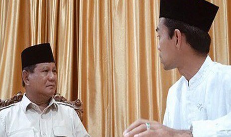 Capres nomor urut 02 Prabowo Subianto bertemu dengan Ustaz Abdul Somad (UAS). Dalam pertemuan tersebut,  UAS memberikan doa, nasihat dan hadiah berupa minyak wangi serta sebuah tasbih kesayangan UAS. 