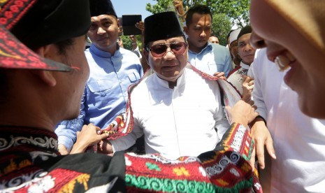 Capres nomor urut 02 Prabowo Subianto disematkan kain ulen oleh penari guel saat tiba di posko BPN Prabowo-Sandi, Banda Aceh, Aceh, Jumat (3/5).