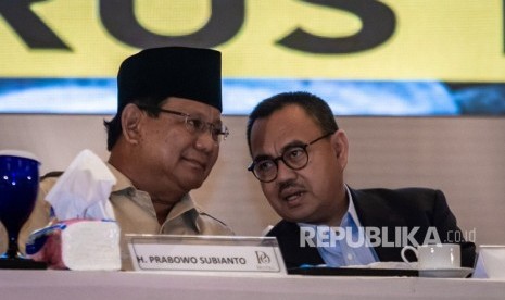 Capres nomor urut 02 Prabowo Subianto (kiri) berbincang dengan Direktur Materi dan Debat Badan Pemenangan Nasional Prabowo-Sandi, Sudirman Said (kanan) saat akan memberikan Pidato Kebangsaan di Semarang, Jawa Tengah, Jumat (15/21019).