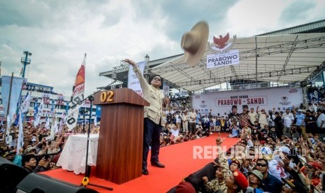 Capres nomor urut 02 Prabowo Subianto melemparkan topi kepada pendukungnya saat menghadiri kampanye akbar di Stadion Sidolig, Bandung, Jawa Barat, Kamis (28/3/2019). 