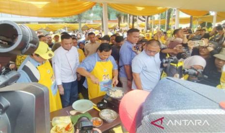 Capres nomor urut 02 Prabowo Subianto membuat nasi goreng di Stadion Pakansari, Cibinong, Kabupaten Bogor, Jawa Barat, Sabtu (6/1/2023).