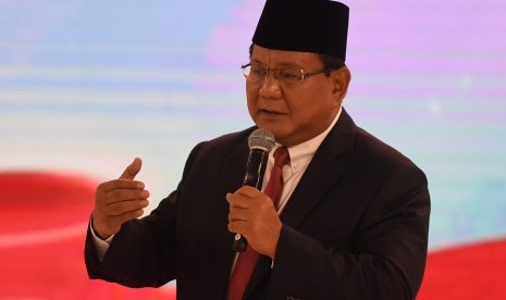 Capres nomor urut 02 Prabowo Subianto menyampaikan pendapatnya saat mengikuti debat capres 2019 putaran kedua di Hotel Sultan, Jakarta, Ahad (17/2/2019).