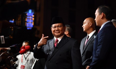 Capres nomor urut 02 Prabowo Subianto menyapa para wartawan setibanya di lokasi debat Pilpres 2019 putaran kelima di Hotel Sultan, Jakarta, Sabtu (13/4/2019). 