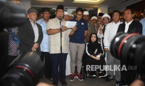 Capres nomor urut 02 Prabowo Subianto (tengah) bersama Cawapres Sandiaga Uno dan petinggi partai pendukung mendeklarasikan kemenangannya pada Pilpres 2019 kepada awak media di kediaman Kertanegara, Jakarta, Kamis (18/4/2019).