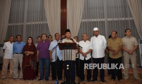 Capres nomor urut 02 Prabowo Subianto (tengah) bersama tim Badan Pemenangan Nasional (BPN) memberikan keterangan kepada wartawan di kediamannya di Kertanegara, Jakarta, Rabu (8/5/2019).