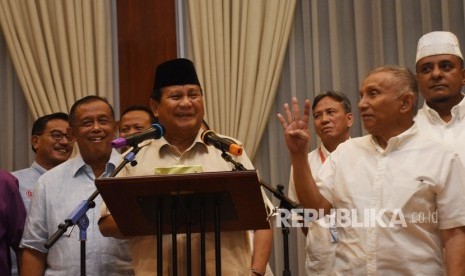 Capres nomor urut 02 Prabowo Subianto (tengah) bersama tim Badan Pemenangan Nasional (BPN) memberikan keterangan kepada wartawan di kediamannya di Kertanegara, Jakarta, Rabu (8/5/2019). 