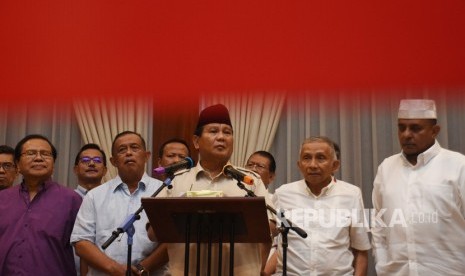 Capres nomor urut 02 Prabowo Subianto (tengah) bersama tim Badan Pemenangan Nasional (BPN) memberikan keterangan kepada wartawan di kediamannya di Kertanegara, Jakarta, Rabu (8/5/2019).