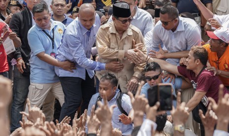 Presidential candidate number 02 Prabowo Subianto (center) visits Slinga Village, Kaligondang, Purbalingga, Central Java, Wednesday (Feb 13). 