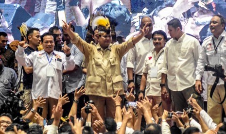 Capres nomor urut 02 Prabowo Subianto (tengah) menyapa peserta ketika menghadiri Deklarasi Nasional Alumni Perguruan Tinggi Seluruh Indonesia di Padepokan Pencak Silat TMII, Jakarta, Sabtu (26/1/2019).