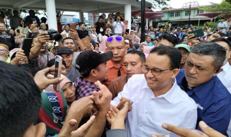 Capres nomor urut 1 Anies Rasyid Baswedan saat berkampanye di Lapangan Cindua Mato, Tanah Datar, Sumatra Barat, Rabu (3/1/2024). Anies meyakini masyarakat sudah cerdas dalam menyikapi poliitik uang.