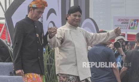 Capres nomor urut 1 Joko Widodo dan Capres nomor urut 2 Prabowo Subianto berjalan bersama usai Mendeklarasikan Kampanye Damai dan Berintegritas di kawasan Monas, Jakarta, Ahad (23/9). 