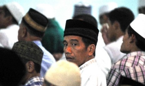 Capres nomor urut 1 Joko Widodo menunaikan shalat tarawih berjamaah di Masjid Ali Akbar, Surabaya, Sabtu (28/6).