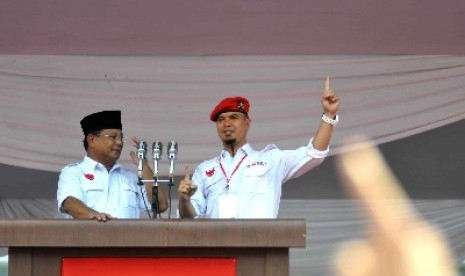  Capres nomor urut 1 Prabowo Subianto bersama musisi Ahmad Dhani saat kampanye akbar di Gelora Bung Karno, Ahad (22/6).