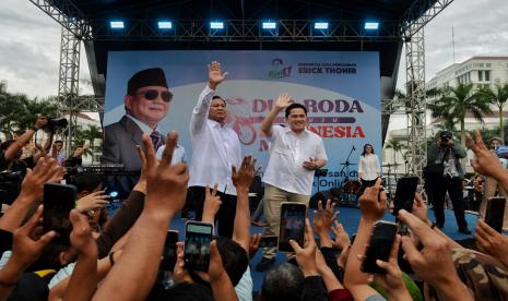 Capres nomor urut 2 Prabowo Subianto didampingi Menteri BUMN Erick Thohir saat menghadiri acara Roda Dua Menuju Indonesia Maju yang diselenggarakan Komunitas Ojol Penggemar Erick Thohir di Lapangan Banteng, Jakarta, Jumat (19/1/2024).