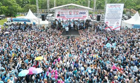 Capres nomor urut 2, Prabowo Subianto menyapa puluhan ribu warga Kabupaten Subang di Lapangan Desa Rawalele, Kecamatan Dawuan, Kabupaten Subang, Jawa Barat, Sabtu (27/1/2024).