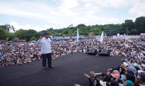 Capres nomor urut 2, Prabowo Subianto, saat bertemu dengan puluhan ribu warga di Kabupaten Subang di Lapangan Desa Rawalele, Kecamatan Dawuan, Kabupaten Subang, Jawa Barat, Sabtu (27/1/2024). 