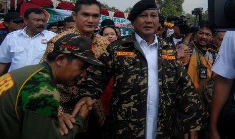  Capres nomor urut satu,  Prabowo Subianto (dua kanan) memakai jaket dan baret Banser usai memimpin Apel Banser untuk Indonesia bangkit di Lapangan Puri, Mojokerto, Jawa Timur, Selasa (24/6).  (Antara/Syaiful Arif)