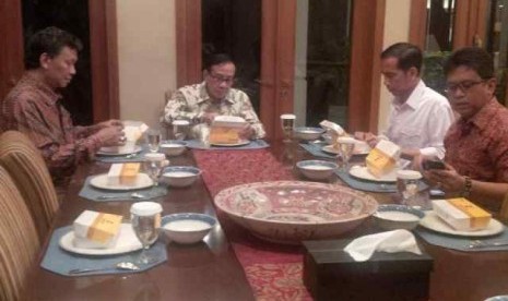 Capres PDI Perjuangan dengan didampingi Wasekjen PDIP Hasto Kristianto menyantap Bakmi GM bersam dengan Ketua Dewan Pertimbangan Partai Golkar Akbar tanjung di kediamannya Jln Purnawarman No. 18, Senopati, Jakarta Selatan