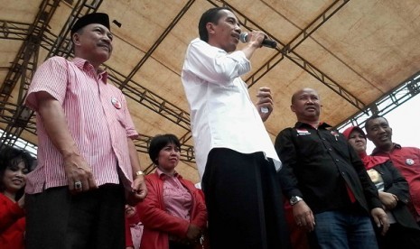 Capres PDI-Perjuangan Joko Widodo (tengah) didampingi Cagub-cawagub Lampung Berlian Tihang (kanan) dan Mukhlis Basri (kiri) saat orasi politik pada kampanye terbuka di Lapangan Rejo Basuki, Seputih Raman, Lampung Tengah, Sabtu (22/3).