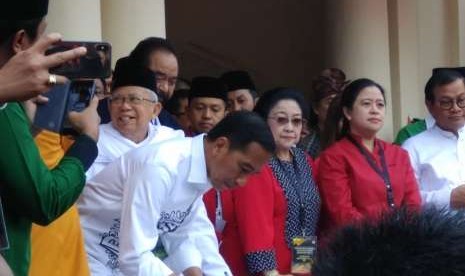 Capres pejawat Jokowi dan Ma'ruf Amien menandatangani dokumen persyaratan capres cawapres untuk diserahkan ke KPU di Gedung Joang 45, Jakarta, Jumat (10/8).