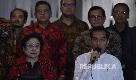 Capres petahana Joko Widodo (kanan) didampingi Ketua Umum PDI Perjuangan Megawati Soekarnoputri (kiri) mengumumkan calon wakil presiden pendampingnya dalam Pilpres 2019, di Jakarta, Kamis (9/8). Joko Widodo mengumumkan KH Maruf Amin sebagai calon wakil presiden yang akan mendampinginya dalam Pilpres 2019. 