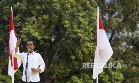 Capres petahana nomor urut 01 Joko Widodo menyampaikan sambutan saat Deklarasi Dukungan untuk pasangan calon Presiden dan Wakil Presiden Joko Widodo-Maruf Amin di Kompleks Gelora Bung Karno Senayan, Jakarta, Sabtu (12/1/2019). 