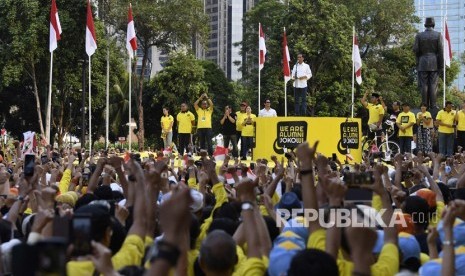 Capres petahana nomor urut 01 Joko Widodo (tengah) menyampaikan sambutan saat Deklarasi Dukungan untuk pasangan calon Presiden dan Wakil Presiden Joko Widodo-Maruf Amin di Kompleks Gelora Bung Karno Senayan, Jakarta, Sabtu (12/1/2019).