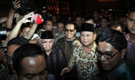 Capres Prabowo Subianto (kanan) bersama Cawapres Hatta Rajasa (kiri) setelah mengikuti acara 