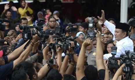 Capres Prabowo Subianto melambaikan tangan ke arah warga seusai menggunakan hak pilihnya di TPS 02, dalam pilpres di Bojong Koneng, Bogor, Jabar, Rabu (9/2).