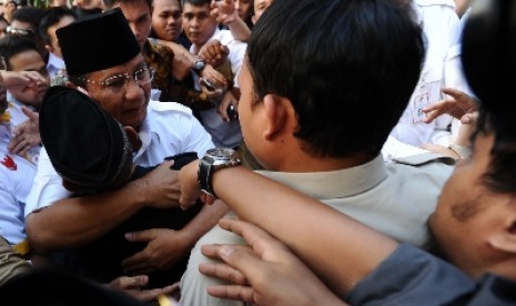 Capres Prabowo Subianto menyapa relawan saat akan meninggalkan rumah Polonia, Jakarta, Selasa (22/7). 