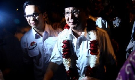 Capres Prabowo Subianto (tengah) menyapa pendukungnya saat menghadiri peresmian Posko Merah Putih di Surabaya, Jawa Timur, Jum'at (6/6). 