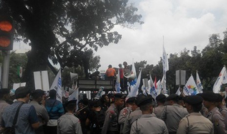 Demonstrasi puluhan ribu buruh menuntut kenaikan upah di sekitar Lapangan Monas, Jakarta.