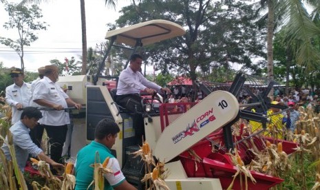 Caption: Dengan menggunakan alat pertanian, traktor, Mentan Andi Amran Sulaiman melakukan panen raya jagung, di Kabupaten Gorontalo, Provinsi Gorontalo, Rabu (30/1). 