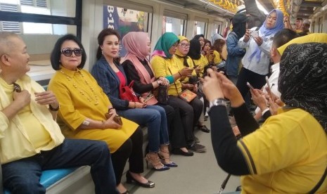 Caption Foto : Tampak Anggota DPR RI, Alex Noerdin disambut ratusan pendukung dan simpatisan saat diterminal kedatangan Bandara SMB II Palembang dan rombonganpun bersama menaiki LRT menuju stasiun Palembang Icon untuk menuju tempat acara silaturahmi para tokoh dan kerabat serta Pengurus DPD Partai Golkar di RM Pagi Sore. Sabtu (5/10)