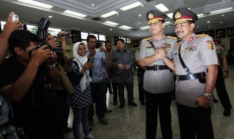  Wakapolri yang baru Komisaris Jenderal Polisi Badrodin Haiti (kanan) melakukan salam komando dengan Wakapolri lama Komisaris Jenderal Polisi Oegroseno usai acara sertijab di Mabes Polri, Jakarta, Selasa (4/3). (Republika/Yasin Habibi)