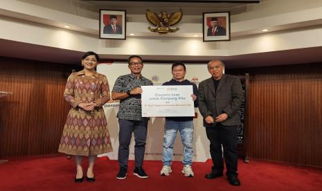 Caption:  (kedua kiri) Direktur Network & Services BNI Ronny Venir menyerahkan secara simbolis diaspora loan kepada Pemilik Kampung Kita Phang Tjhung Phin (kedua kanan) di acara Edukasi Keuangan Bagi Diaspora dan Pekerja Migran Indonesia yang diselenggarakan di Kantor Konsulat Jenderal Republik Indonesia Hong Kong, Sabtu (24 Februari 2024). Penyerahan tersebut disaksikan oleh Konsul Jenderal RI untuk Hong Kong Yul Edison (kanan) dan Kepala Eksekutif Pengawas Perilaku Pelaku Usaha Jasa Keuangan, Edukasi dan Perlindungan Konsumen OJK Friderica Widyasari Dewi (kiri).