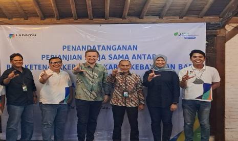 Caption:  *Labamu berkolaborasi dengan BPJS Ketenagakerjaan dalam memberikan perlindungan asuransi bagi pelaku UMKM pengguna aplikasi Labamu, sejumlah petinggi BPJS Ketenagakerjaan dan tim Labamu berpose bersama dalam sebuah kegiatan*