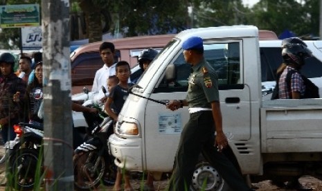 Caption..Personel Polisi Militer TNI AD meminta masyarakat tidak beraktivitas di sekitar Mako Brimob Kepri dan pertokoan di Jalan Raya Tembesi, Batam, Rabu (19/11). 